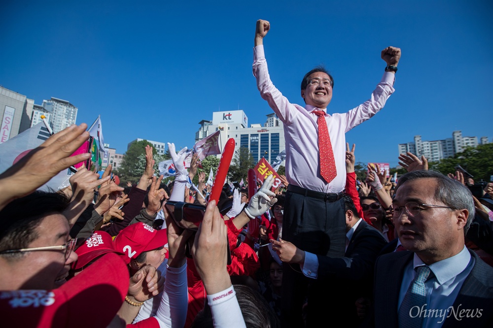  자유한국당 홍준표 후보가 1일 오후 대전 중구 서대전공원 유세에서 연설을 마치고 지지자들을 향해 팔을 들어 올리고 있다. 
