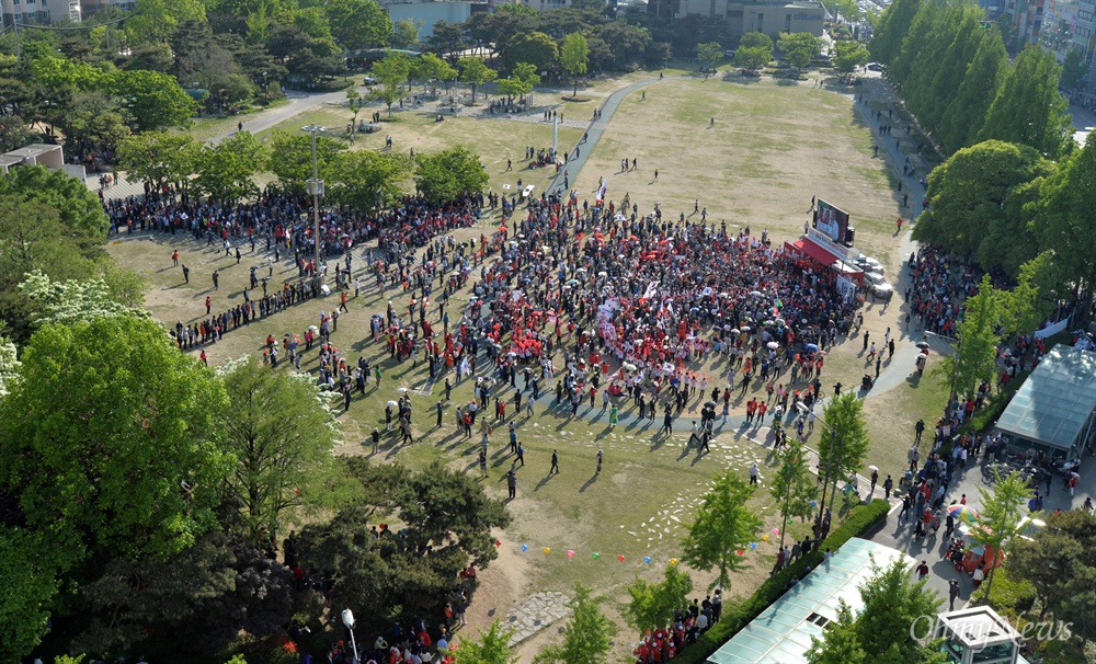  자유한국당 홍준표 후보가 1일 오후 대전 중구 서대전공원에서 유세를 펼치고 있다. 