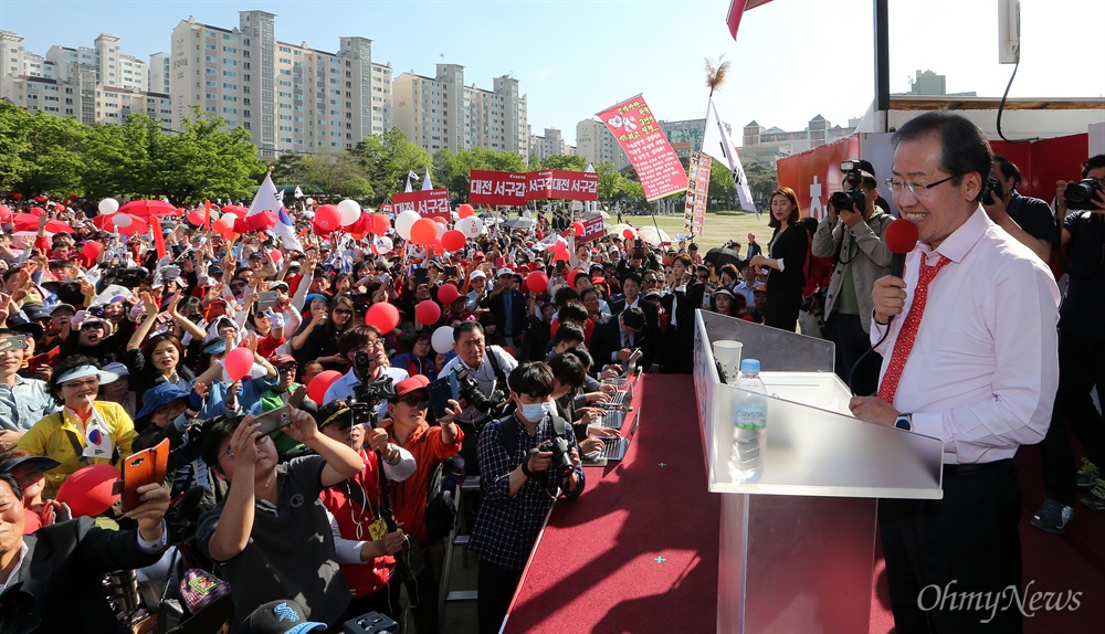  자유한국당 홍준표 후보가 1일 오후 대전 중구 서대전공원에서 유세를 펼치고 있다. 