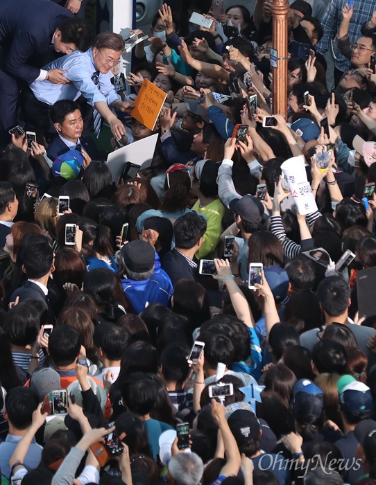 문재인의 유세는 '스킨십' 문재인 더불어민주당 대선후보가 1일 오후 의정부 젊음의 거리에서 열린 집중유세에서 시민들과 일일이 손잡으며 스킨십하고 있다. 