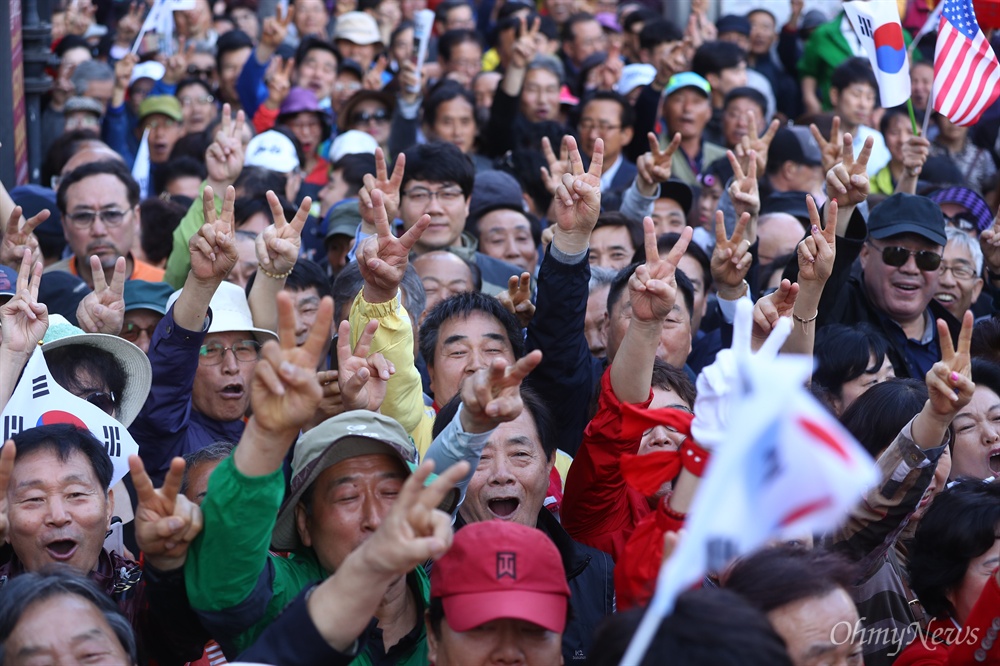  3일 오후 부산 중구 BIFF광장에서 열린 자유한국당 홍준표 후보 유세에서 지지자들이 환호를 하고 있다. 