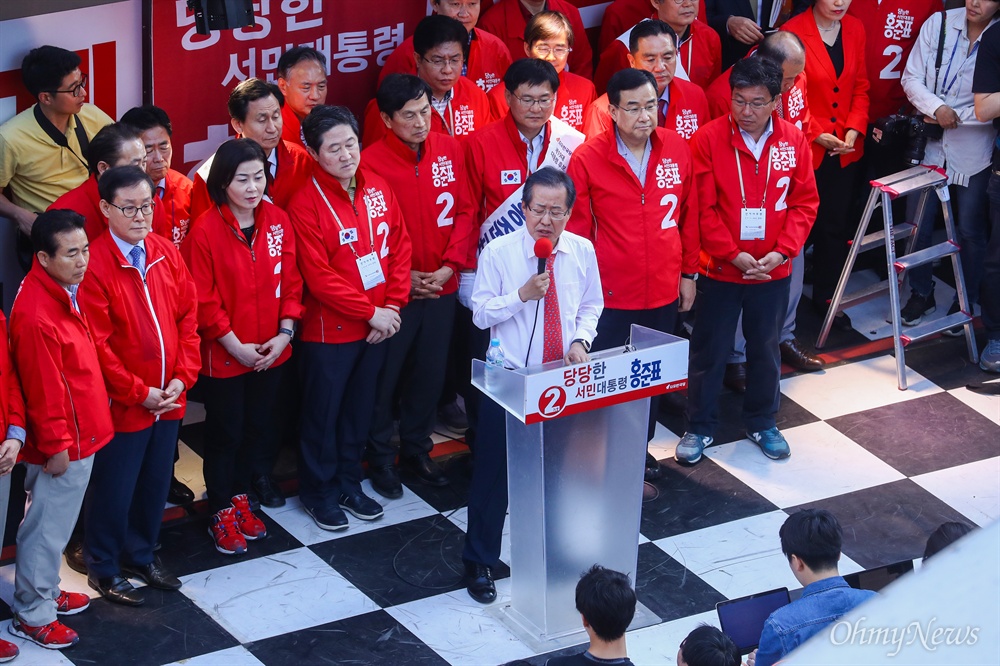  자유한국당 홍준표 후보가 3일 오후 부산 중구 BIFF광장에서 유세를 펼치고 있다. 