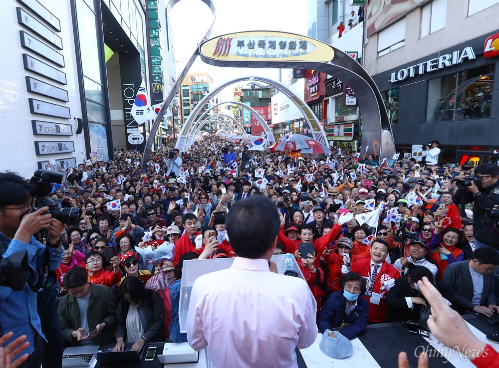  자유한국당 홍준표 후보가 3일 오후 부산 중구 BIFF광장에서 유세를 펼치고 있다. 