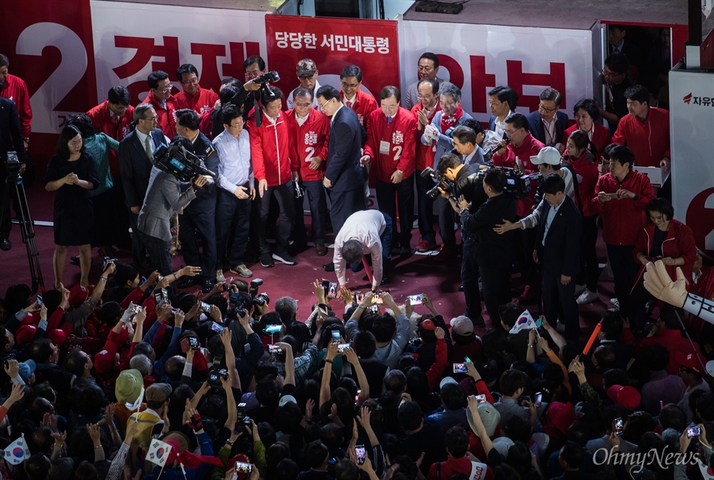  자유한국당 홍준표 후보가 3일 오후 대구 동성로 대구백화점 앞에서 열린 유세에서 지지자들을 향해 큰 절을 하고 있다.