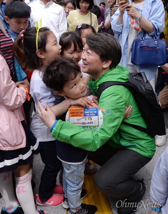  안철수 국민의당 대선후보가 어린이날인 5일 오전 부산 해운대구 벡스코에서 열린 ‘부산 어린이날 큰잔치’ 행사에 참석해 아이들과 인사를 나누고 있다.