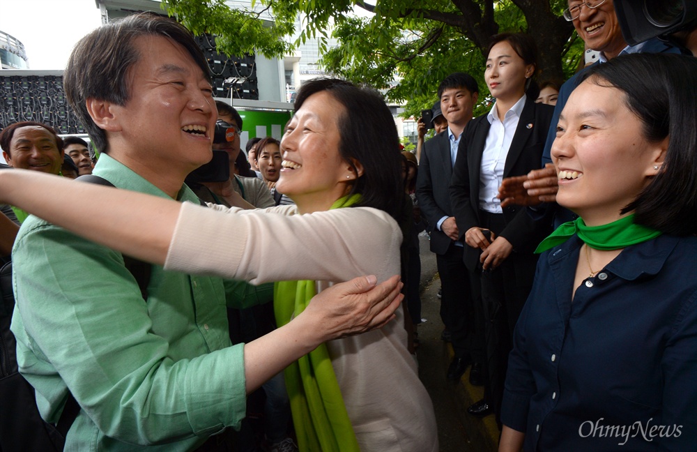  이틀째 도보유세에 나선 안철수 국민의당 대선후보가 5일 오후 부산 동래구 사직야구장 앞에서 기다리던 부인 김미경 교수와 포옹하고 있다.
