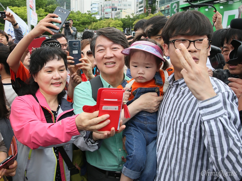  안철수 국민의당 대선 후보가 5일 부산 동래구 사직구장에서 야구경기 관람을 온 시민들과 함께 기념촬영을 하고 있다.