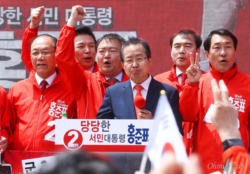  자유한국당 홍준표 후보가 6일 오후 인천 월미도 갈메기홀에서 유세를 펼치고 있다. 