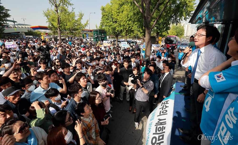 야구팬들에게 지지 호소하는 유승민 후보 유승민 바른정당 후보가 6일 오후 서울 잠실야구장앞에서 유세를 하고 있다.