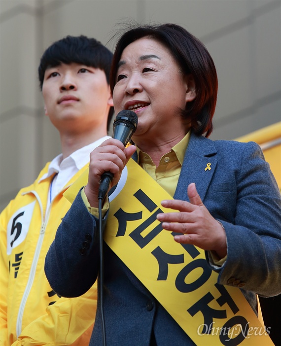 아들과 함께 유세하는 심상정 후보 심상정 정의당 후보가 6일 오후 서울 강남역 부근에서 아들 이우균씨와 함께 유세를 하고 있다.