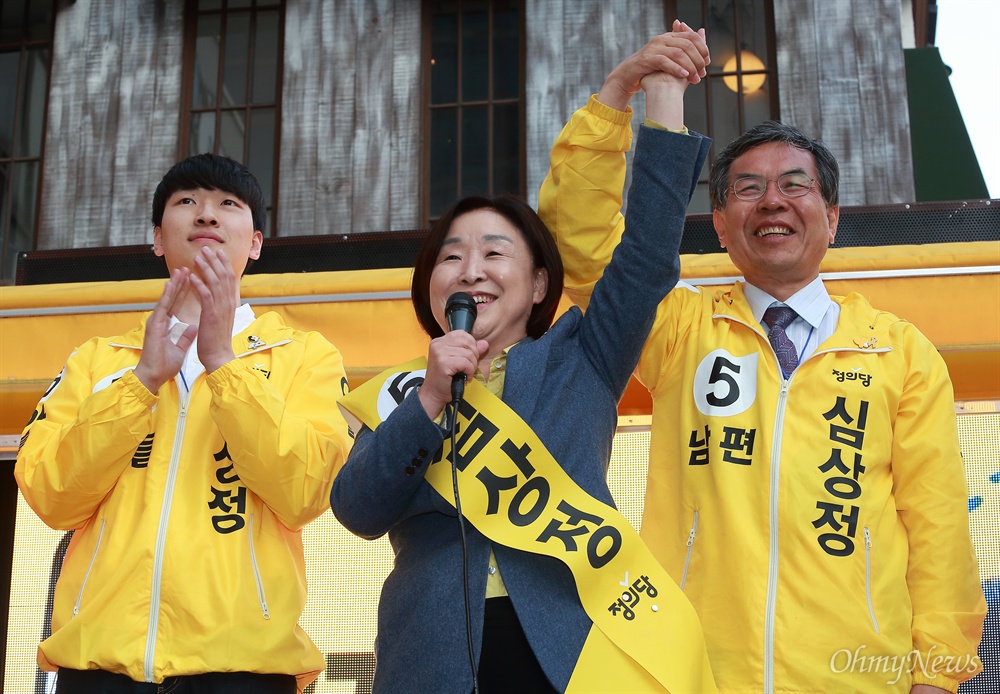 남편 소개하는 심상정 후보 심상정 정의당 후보가 6일 오후 서울 강남역 유세에서 남편 이승배씨를 소개하고 있다. 왼쪽은 아들 이우균씨.