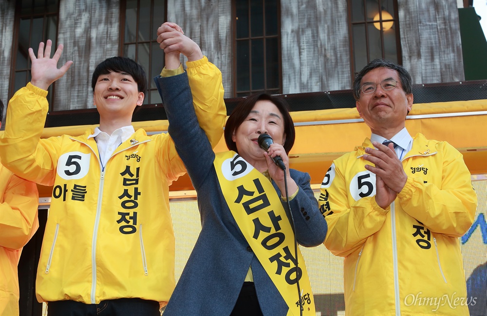 아들 소개하는 심상정 후보 심상정 정의당 후보가 6일 오후 서울 강남역 유세에서 아들 이우균씨를 소개하고 있다. 오른쪽은 남편 이승배씨.
