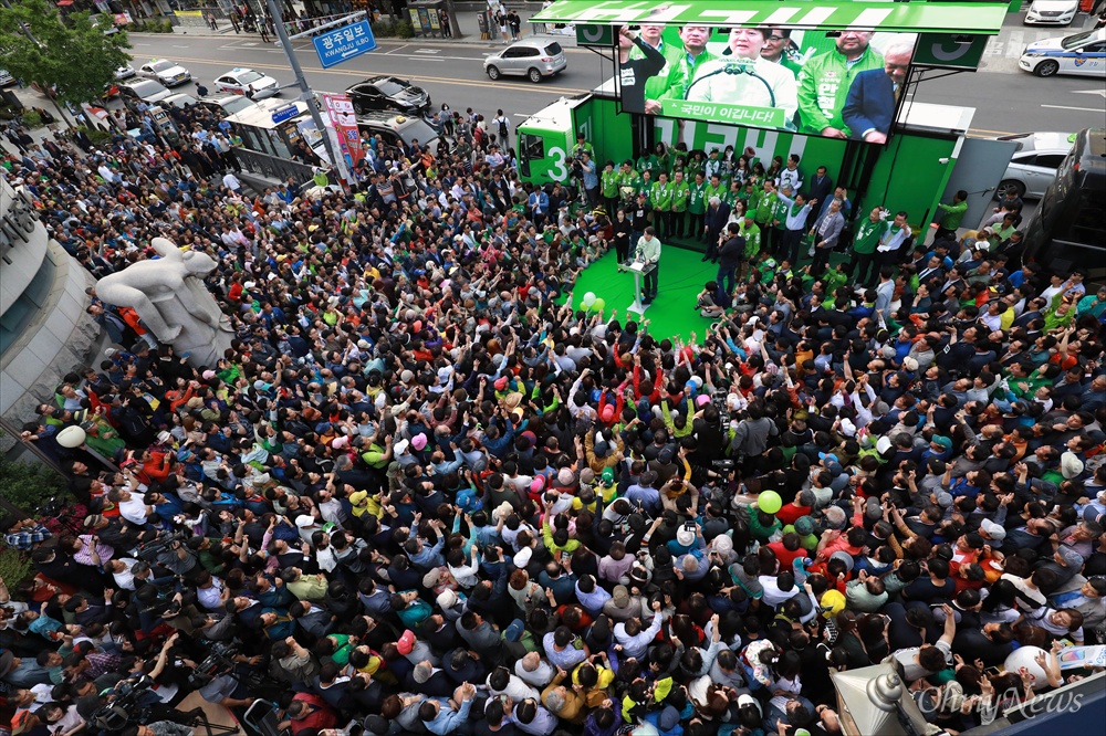  안철수 국민의당 대선후보가 6일 오후 광주 동구 금남로에서 ‘국민이 이깁니다’ 국민승리유세를 펼치자, 수많은 유권자들이 안 후보의 연설을 지켜보고 있다.