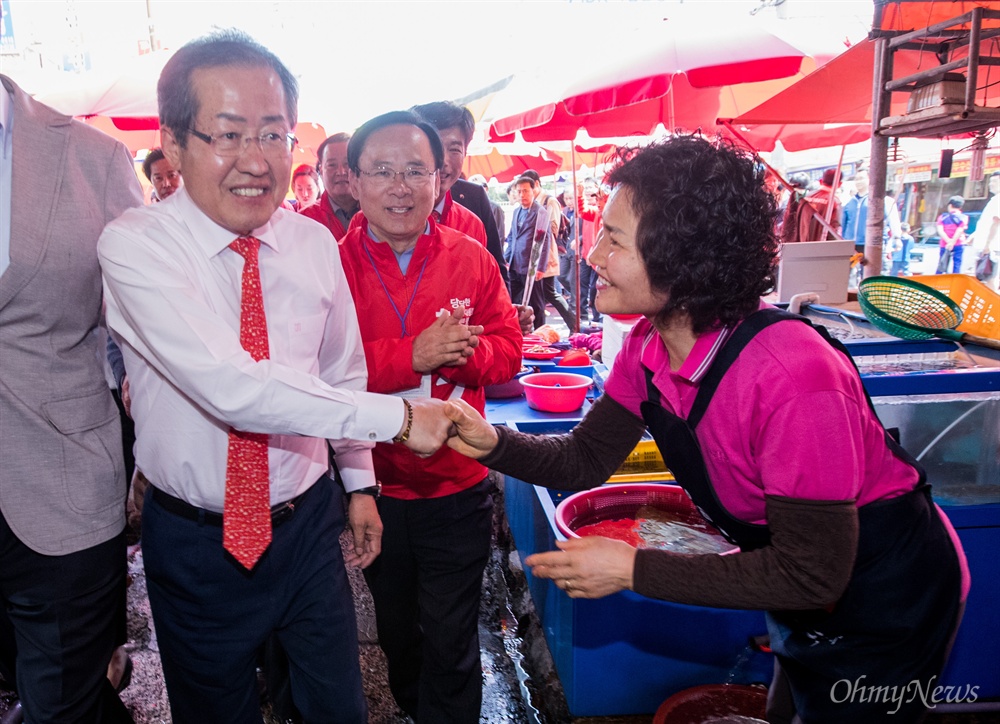  자유한국당 홍준표 후보가 7일 오후 경남 창원 마산어시장을 방문해 상인들과 인사를 하고 있다. 