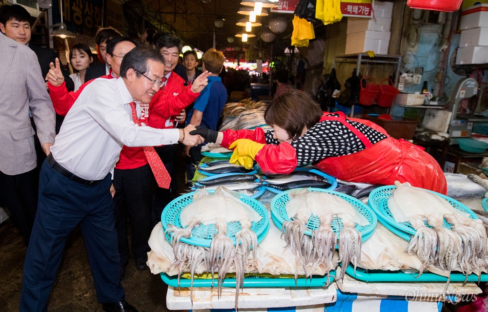  자유한국당 홍준표 후보가 7일 오후 경남 창원 마산어시장을 방문해 상인들과 인사를 하고 있다. 