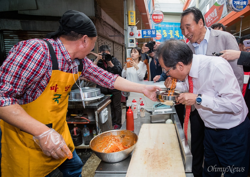  자유한국당 홍준표 후보가 7일 오후 경남 창원 마산어시장을 방문해 상인이 주는 국수를 먹고 있다. 
