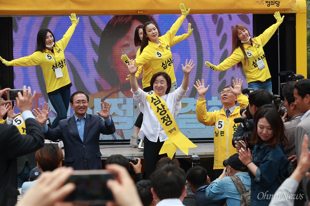 심상정 후보, 12시간 필리버스킹 유세 심상정 정의당 후보가 8일 오후 서울 신촌에서 ‘심상정X촛불시민과 함께 하는 12시간 필리버스킹’ 유세를 하고 있다.
