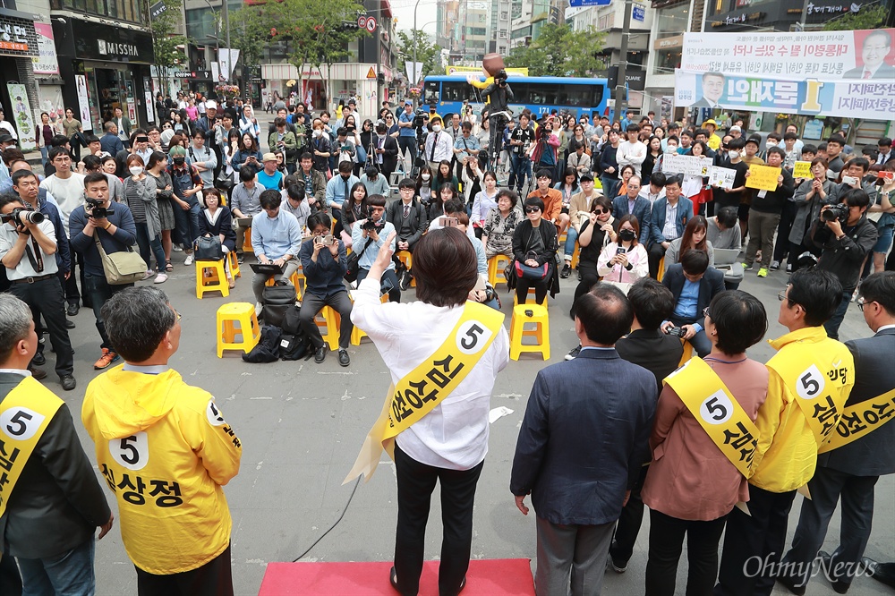심상정 후보, 12시간 필리버스킹 유세 심상정 정의당 후보가 8일 오후 서울 신촌에서 ‘심상정X촛불시민과 함께 하는 12시간 필리버스킹’ 유세를 하고 있다.
