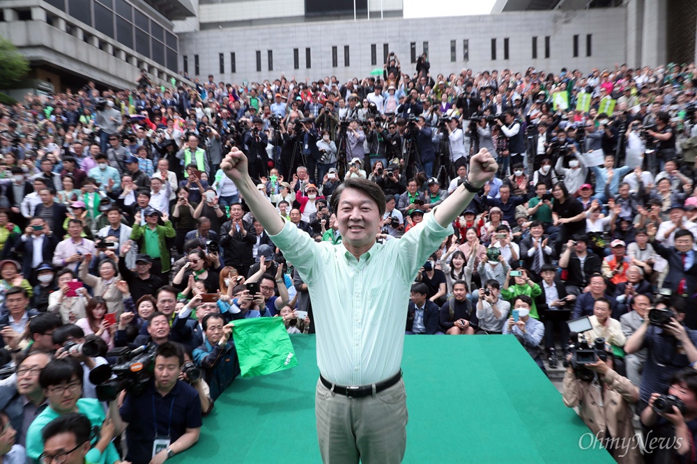  안철수 후보가 선거유세 마지막날인 8일 오후 서울 종로구 세종문화회관 앞에서 열린 국민승리유세에서 지지자들을 향해 두손을 들어 인사하고 있다.