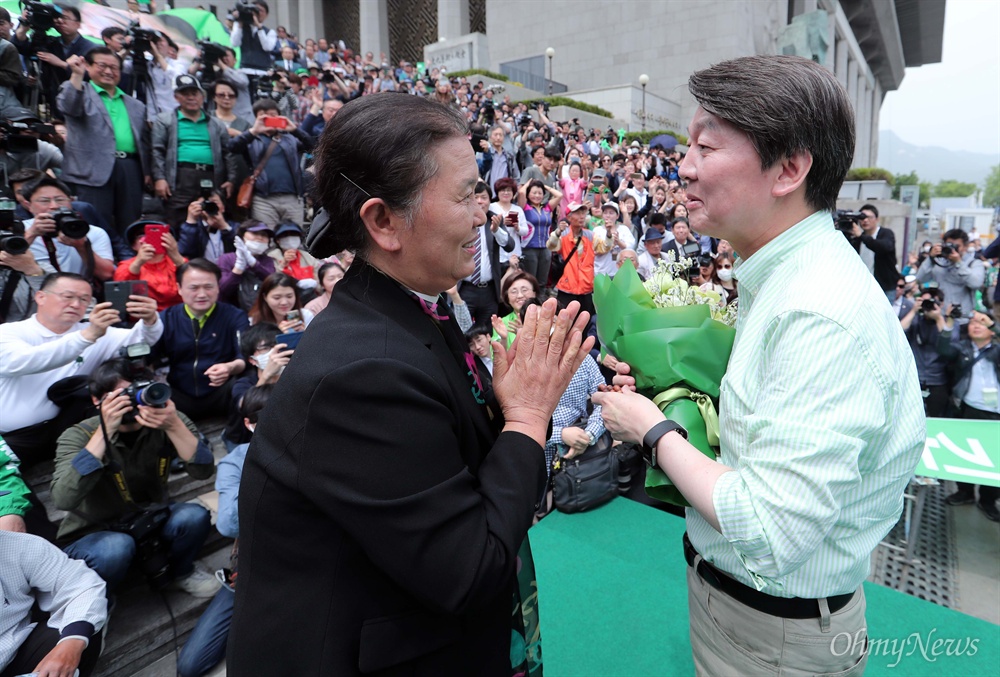  안철수 후보가 선거유세 마지막날인 8일 오후 서울 세종대로 세종문화회관 앞에서 유세를 가졌다. 안 후보가 한 지지자로부터 묵주를 선물로 받고 있다.  