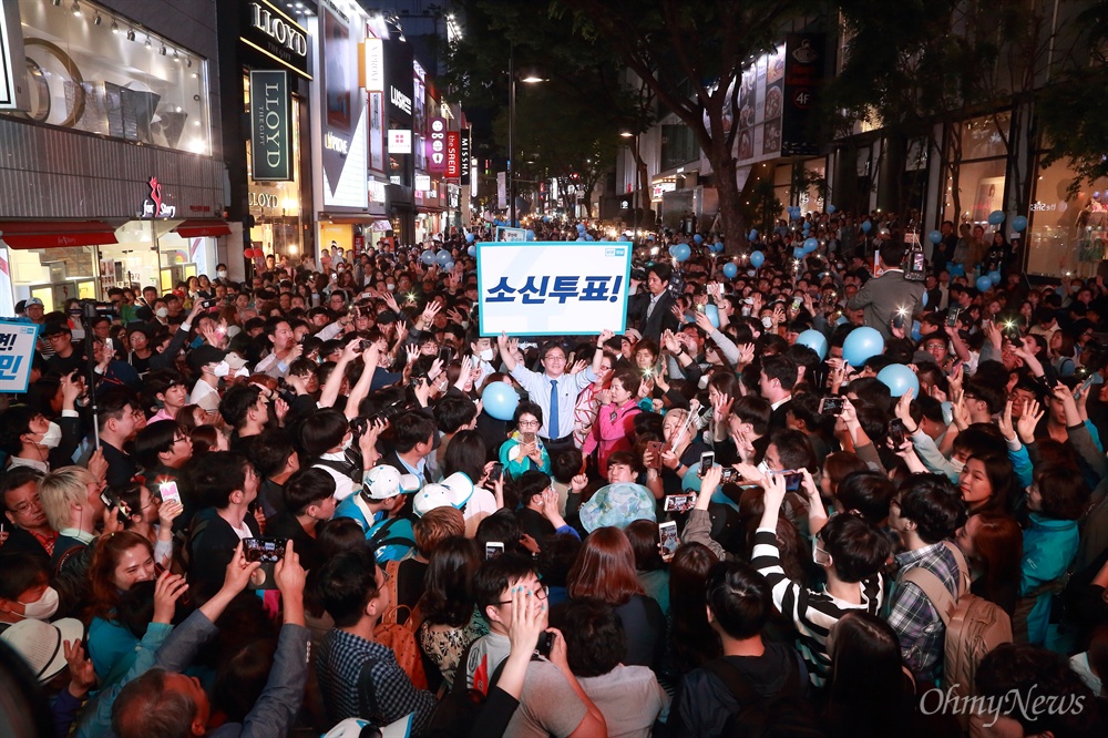 '소신투표' 호소하는 유승민 후보 유승민 바른정당 후보가 8일 오후 서울 명동거리에서 자신에게 투표하는 것이 사표가 되지 않는다며 유권자들에게 ’소신투표’를 호소했다.