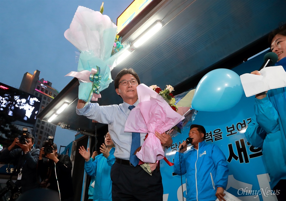 꽃다발 받는 유승민 후보 유승민 바른정당 후보가 8일 오후 서울 명동 유세에서 지지자들이 건넨 꽃다발을 받고 있다.