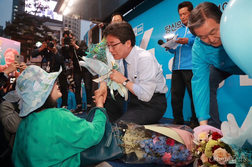 꽃다발 받는 유승민 후보 유승민 바른정당 후보가 8일 오후 서울 명동 유세에서 지지자들이 건넨 꽃다발을 받고 있다.