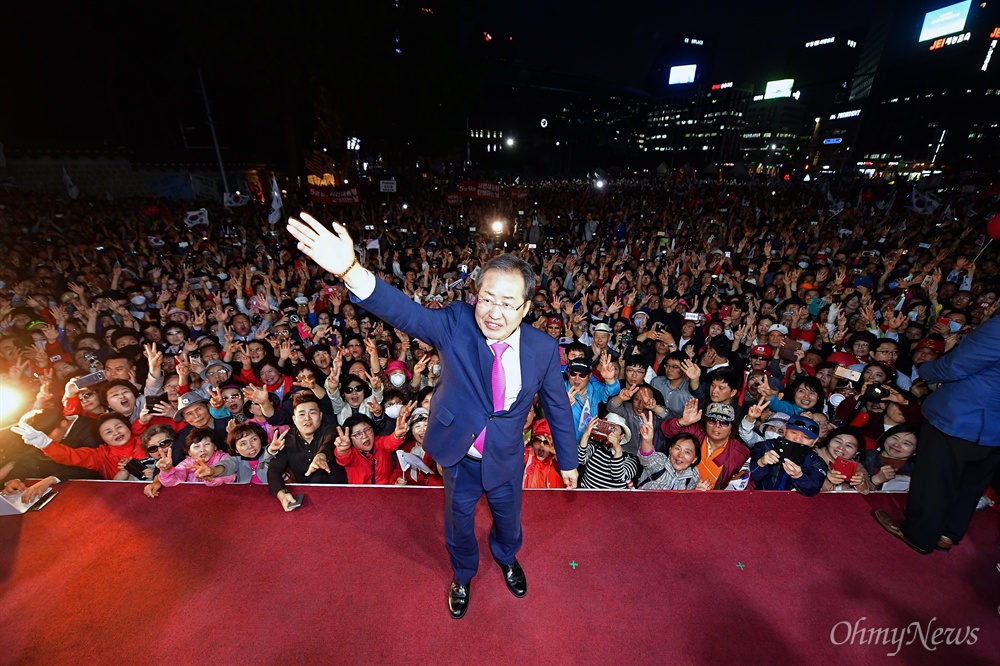  자유한국당 홍준표 후보가 8일 오후 서울 중구 대한문 앞에서 유세를 펼치고 있다. 