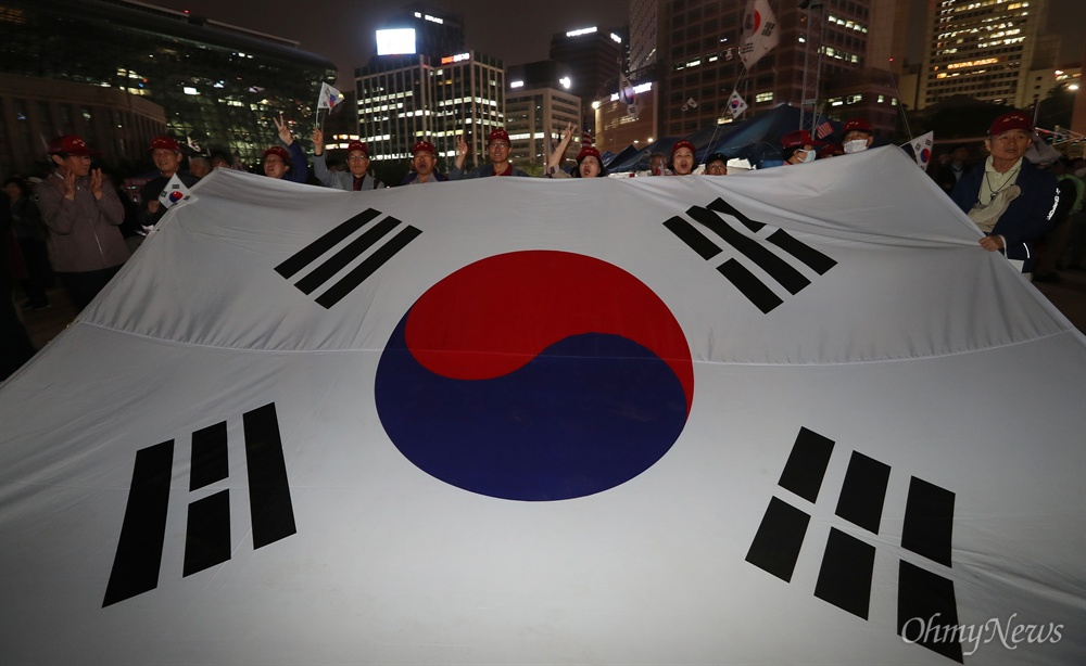   자유한국당 홍준표 후보가 8일 오후 서울 중구 대한문 앞에서 유세를 펼치자 지지자들이 환호하고 있다. 