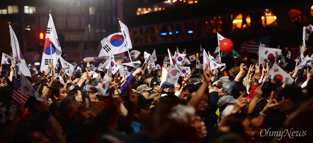   자유한국당 홍준표 후보가 8일 오후 서울 중구 대한문 앞에서 유세를 펼치자 지지자들이 환호하고 있다. 