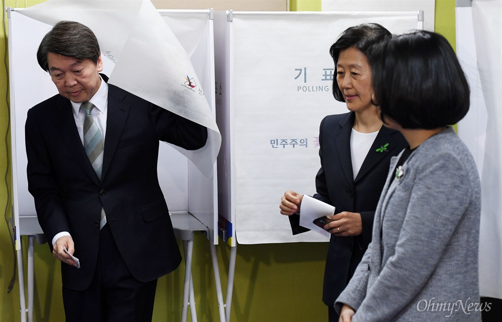 투표 마친 안철수 후보 안철수 국민의당 후보가 9일 오전 서울 노원구 극동늘푸른아파트 경로당에 마련된 상계1동 제7투표소에서 기표한 뒤 나오고 있다.