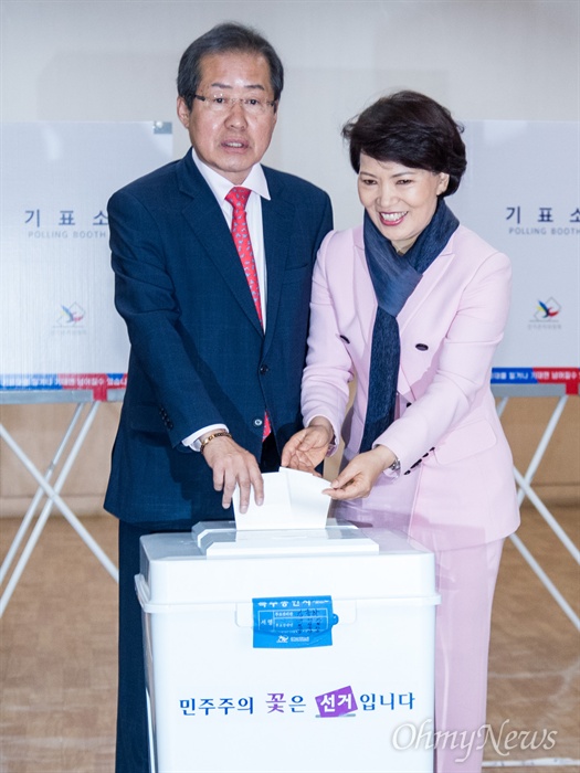  자유한국당 홍준표 후보가 9일 오전 서울 송파구 송파문화원에서 부인 이순삼씨와 함께 투표를 하고 있다. 