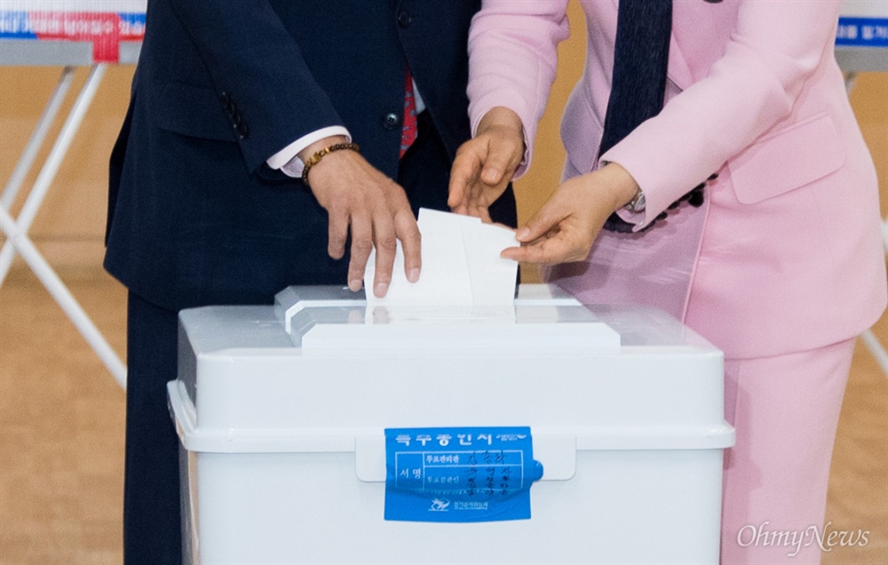  자유한국당 홍준표 후보가 9일 오전 서울 송파구 송파문화원에서 부인 이순삼씨와 함께 투표를 하고 있다. 