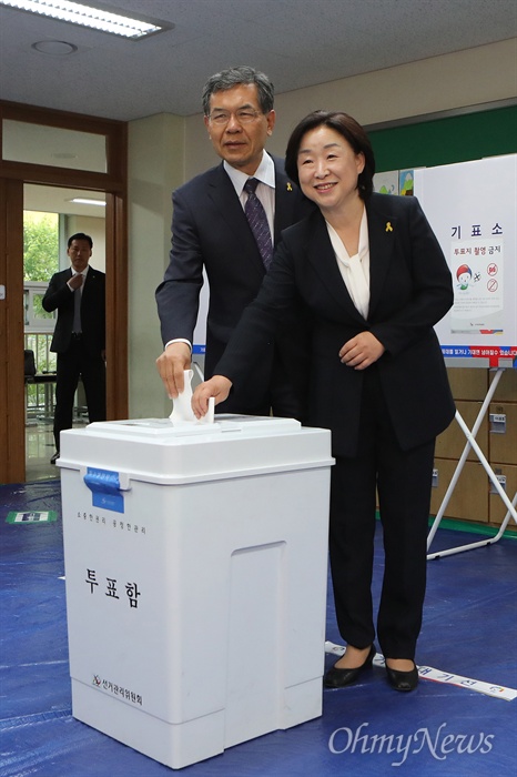 투표하는 심상정 후보 부부 심상정 정의당 후보와 남편 이승배씨가 9일 오전 경기도 고양시 신원초등학교에서 투표하고 있다.