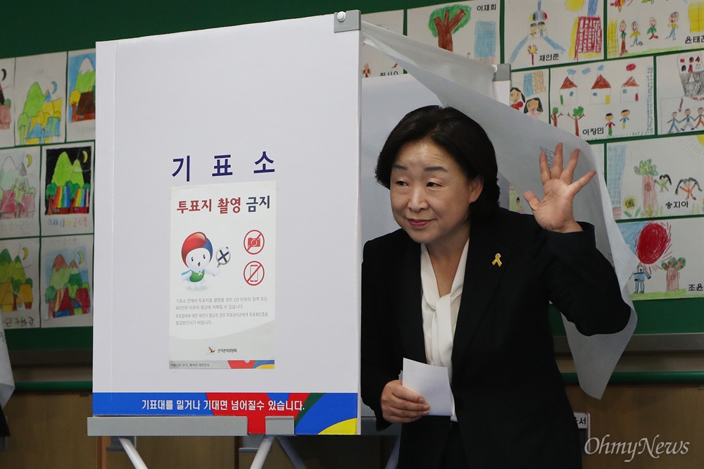 투표하는 심상정 후보 심상정 정의당 후보가 9일 오전 경기도 고양시 신원초등학교에서 투표하고 있다.