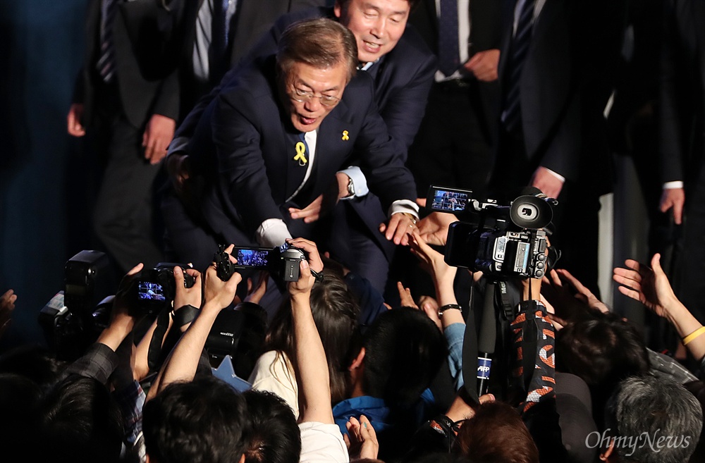 문재인, 이 손 놓지마시길!  제19대 대통령 당선이 유력한 더불어민주당 문재인 대통령후보가 9일 오후 서울 광화문 세종로공원에서 지지자들의 손을 잡으며 웃고 있다.