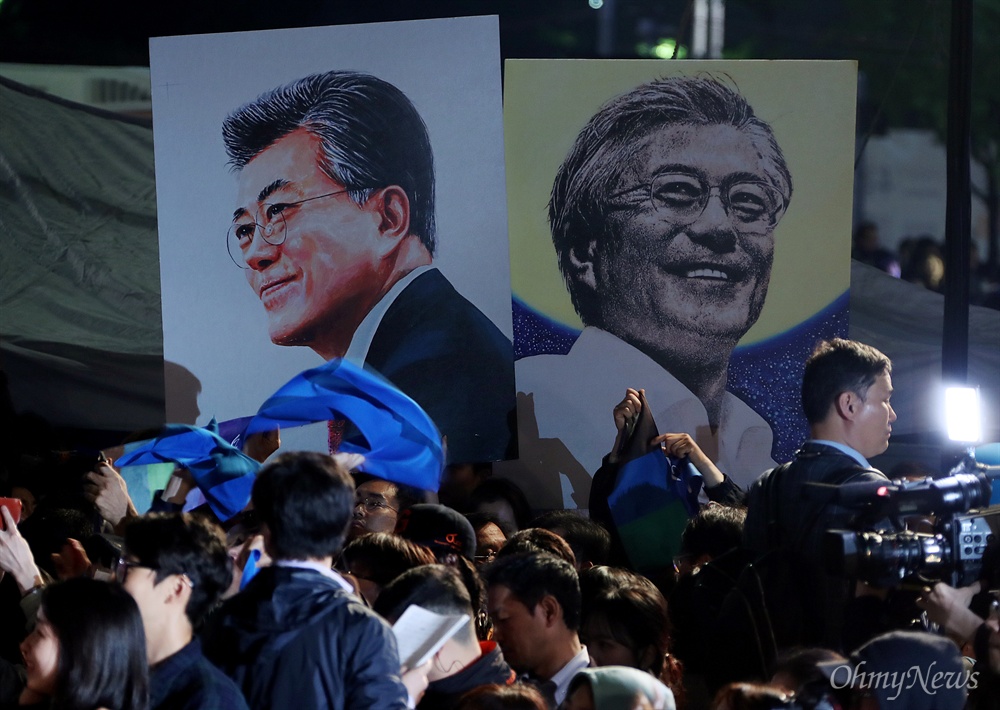 문재인이 대통령! 더불어민주당 문재인 대통령후보 지지자들이 9일 오후 서울 광화문 세종로공원에서 문재인 초상화를 들어보이고 있다.
