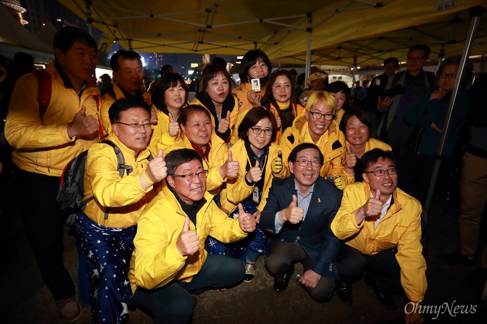 문재인 당선 기뻐하는 세월호참사 유가족들과 박원순 시장 9일 치뤄진 제19대 대통령선거에서 문재인 더불어민주당 후보의 당선이 확실시 되자, 광화문광장내 세월호광장에 모여 개표방송을 함께 보던 세월호참사 유가족들이 박원순 서울시장과 함께 '엄지척'을 하며 기뻐하고 있다.