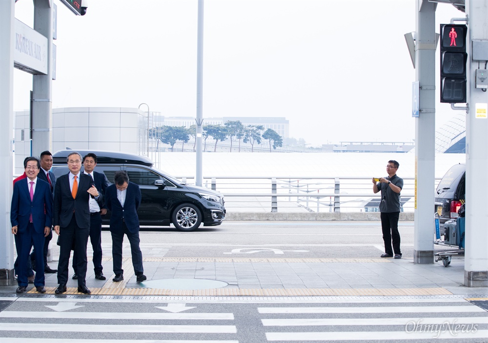  자유한국당 대선후보 였던 홍준표 전 경남지사가 12일 오후 미국으로 떠나기 위해 인천공항으로 들어오고 있다. 
