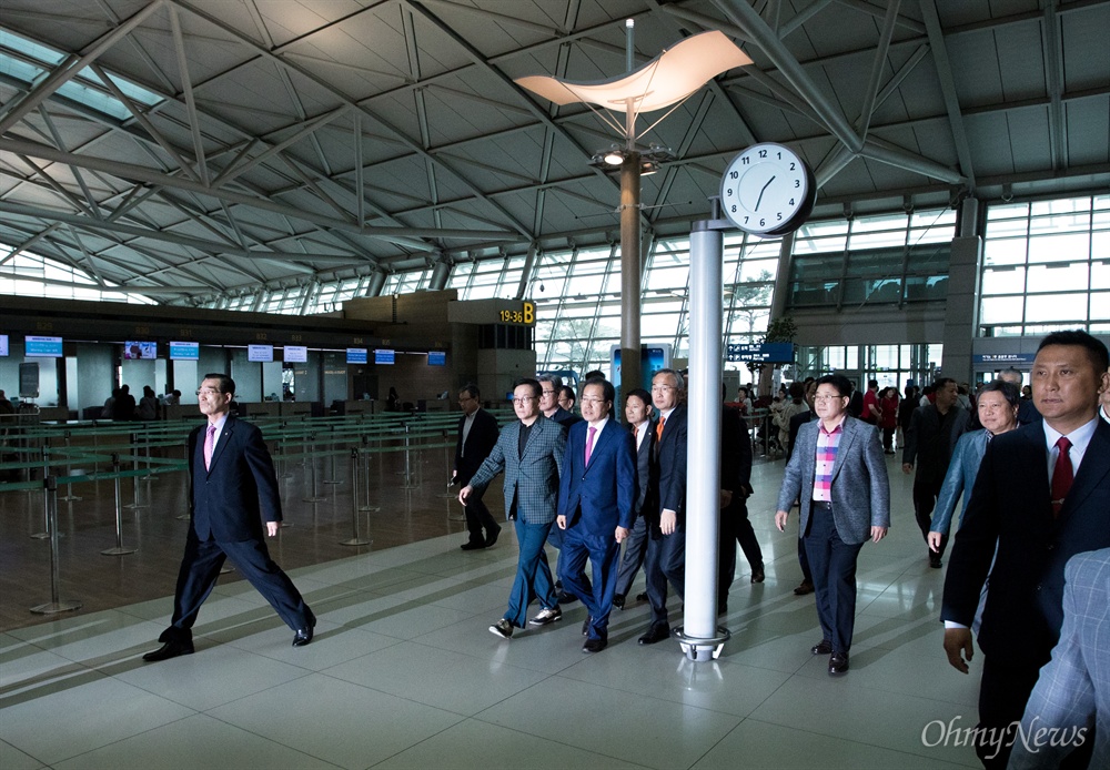  자유한국당 대선후보 였던 홍준표 전 경남지사가 12일 오후 미국으로 떠나기 위해 인천공항으로 들어오고 있다. 