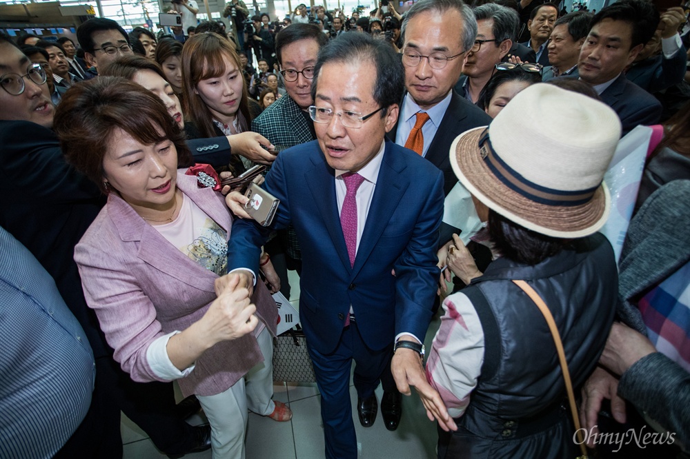  자유한국당 대선후보 였던 홍준표 전 경남지사가 12일 오후 미국으로 떠나기 위해 인천공항에서 기자들의 질문에 답변 후 자리를 떠나고 있다. 