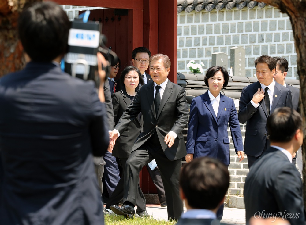 그냥 지나칠 수 있나요, 발걸음 돌린 문 대통령 문재인 대통령이 18일 오전 광주 국립 5·18 민주묘지에서 열린 제37주년 5·18 민주화운동 기념식에 참석한 후 희생자 묘역을 둘러본 뒤 나오다, 기다리던 시민들을 향해 발걸음을 옮기고 있다. 