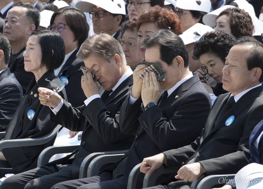 눈물 훔치는 문재인 대통령, 그리고 정세균 국회의장 문재인 대통령과 정세균 국회의장이 18일 오전 광주 북구 국립 5·18 민주묘지에서 열린 '제37주년 5·18민주화운동 기념식'에서 생후 3일 만에 아버지를 잃은 김소형씨의 사부곡을 들으며 눈물을 훔치고 있다. 