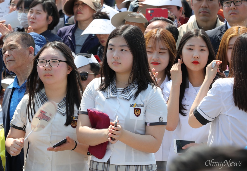 교복 입은 학생들도... 18일 오전 광주 국립 5·18 민주묘지에서 열린 제37주년 5·18 민주화운동 기념식에 교복을 입은 학생들도 참석하고 있다. 