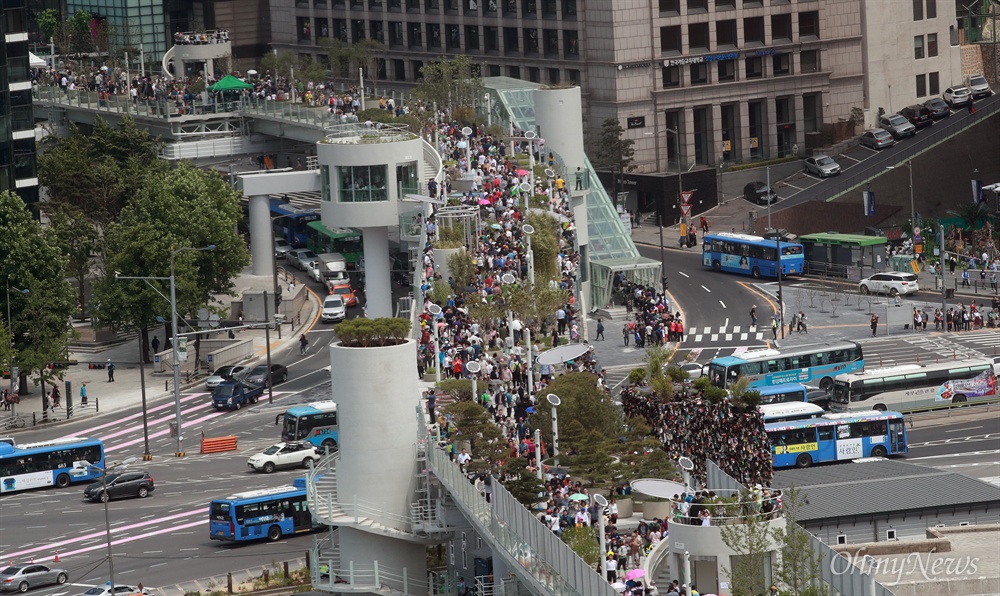 서울로 7017 개장 첫날 '북적' 서울 만리동과 퇴계로를 잇는 ’서울로 7017’이 개방된 20일 오전 수많은 시민들이 국내 첫 고가 보행길을 걸으며 즐거운 시간을 보내고 있다.