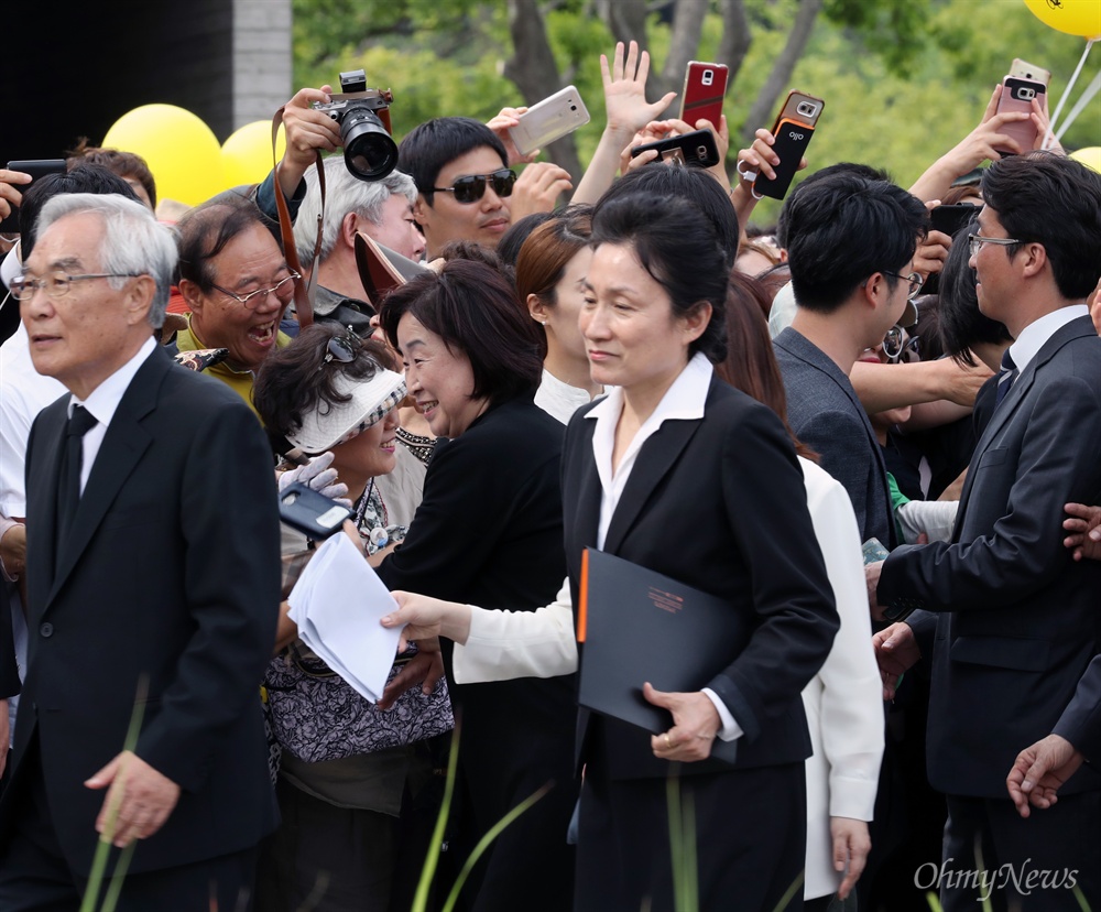 심블리, 어서 와... 내 손은 처음이지? 지난 대선에서 문재인 대통령과 경쟁했던 심상정 정의당 대표가 23일 경남 김해 봉하마을에서 열린 노무현 전 대통령 8주기 추도식에 참석한 뒤 시민들의 환대 속에 퇴장하고 있다. 