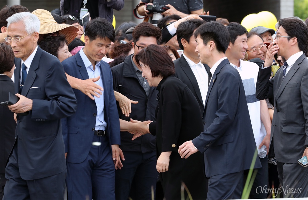 심블리, 어서 와... 내 손은 처음이지? 심상정 정의당 대표가 23일 경남 김해 봉하마을에서 열린 노무현 전 대통령 8주기 추도식에 참석한 뒤 시민들의 환대 속에 퇴장하고 있다. 