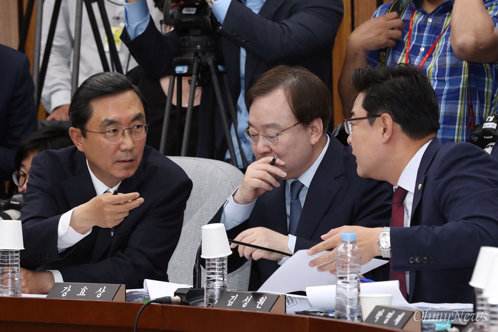 머리 맞댄 경대수-강효상-김성원 의원 자유한국당 경대수 의원(왼쪽부터)과 강효상 의원, 김성원 의원이 25일 이틀째 열린 이낙연 국무총리 후보자에 대한 국회 인사청문회에서 질의에 앞서 머리를 맞대고 있다. 
