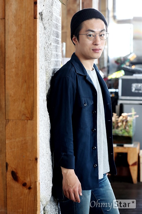  영화 <꿈의 제인>의 배우 구교환이 26일 오후 서울 사당동 아트나인에서 인터뷰에 앞서 포즈를 취하고 있다.