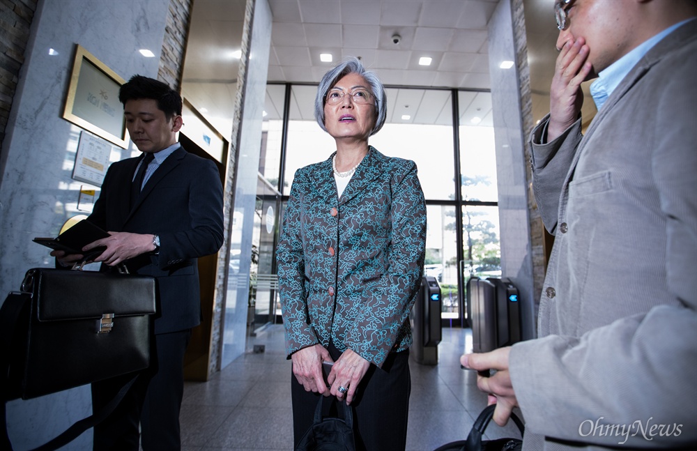  강경화 외교부 장관 후보자가 26일 오후 서울 종로구 외교부 청사 인근에 마련된 사무실로 식사를 마치고 복귀하고 있다. 